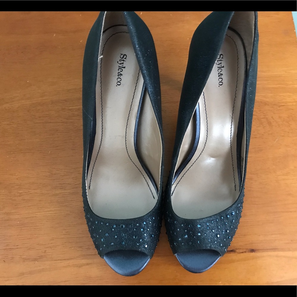 Navy heel